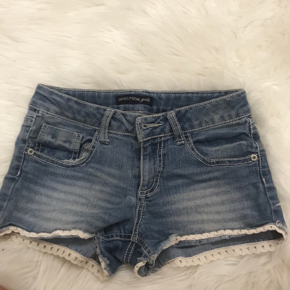 Light washed shorts /w embroidered lace